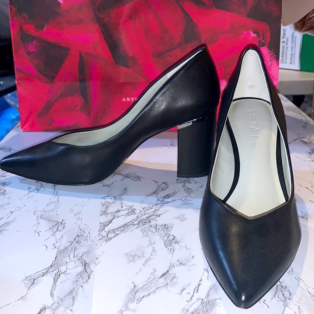 1 State Black pumps